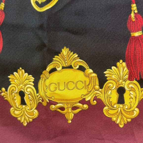 Authentic GUCCI 100% Silk Square Scarf Shawl Golden Key Print Made In Italy - Picture 4 of 9